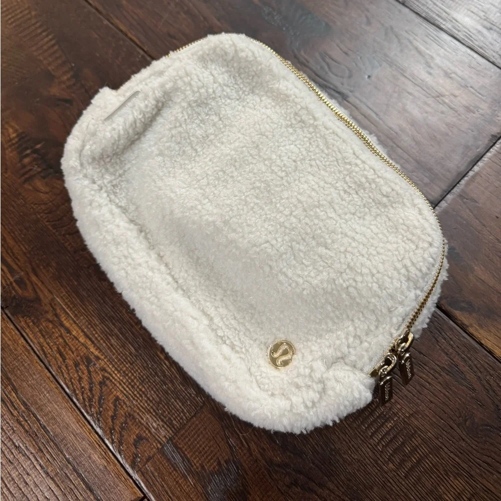 lululemon athletica Cream Crossbody Belt Bag - Picture 3 of 16